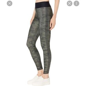 Ultra High Rise Micro Camo Legging Olive Patent Nero XS EUC